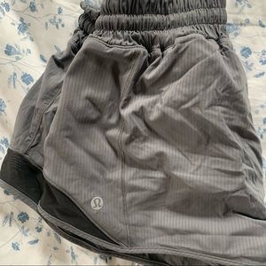 Lululemon hotty hot shorts 2.5”